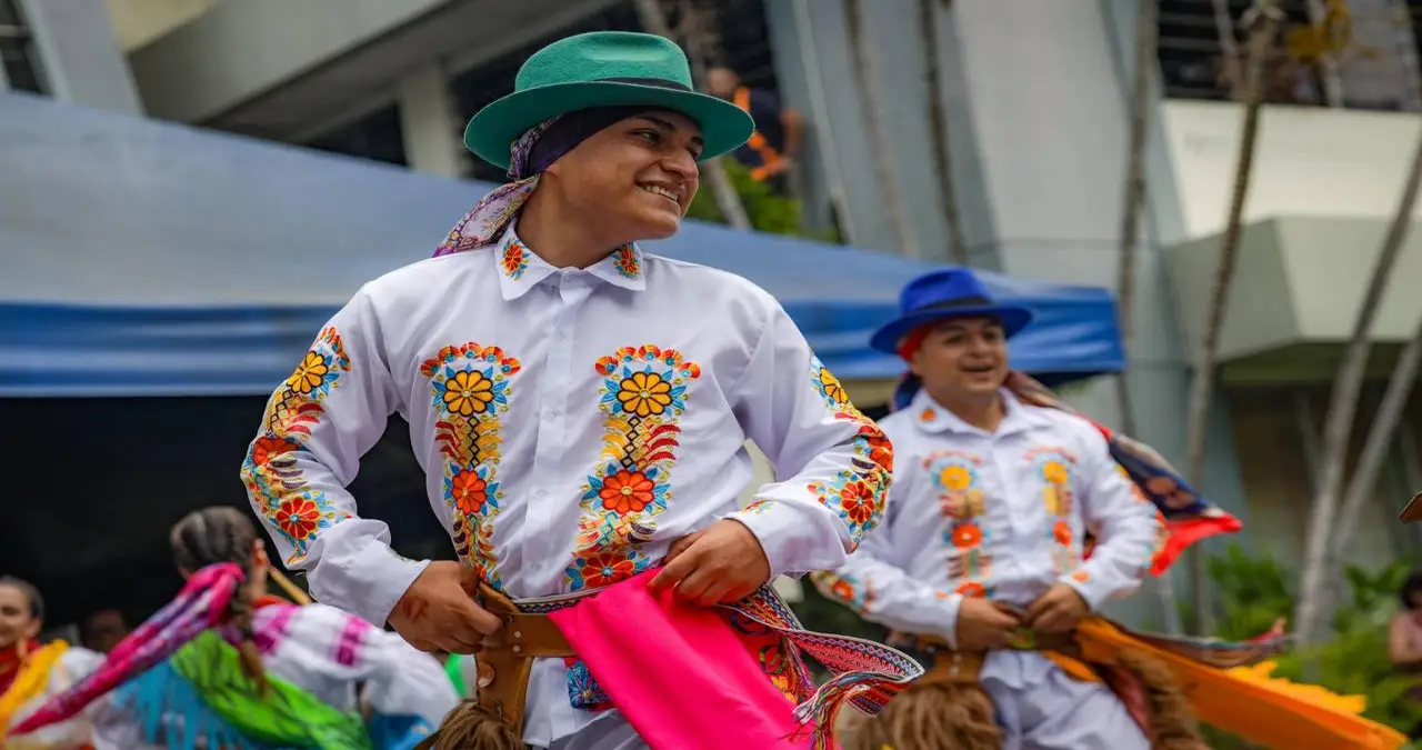 Traditional Clothing in El Salvador: 1A Glimpse Into Cultural Heritage